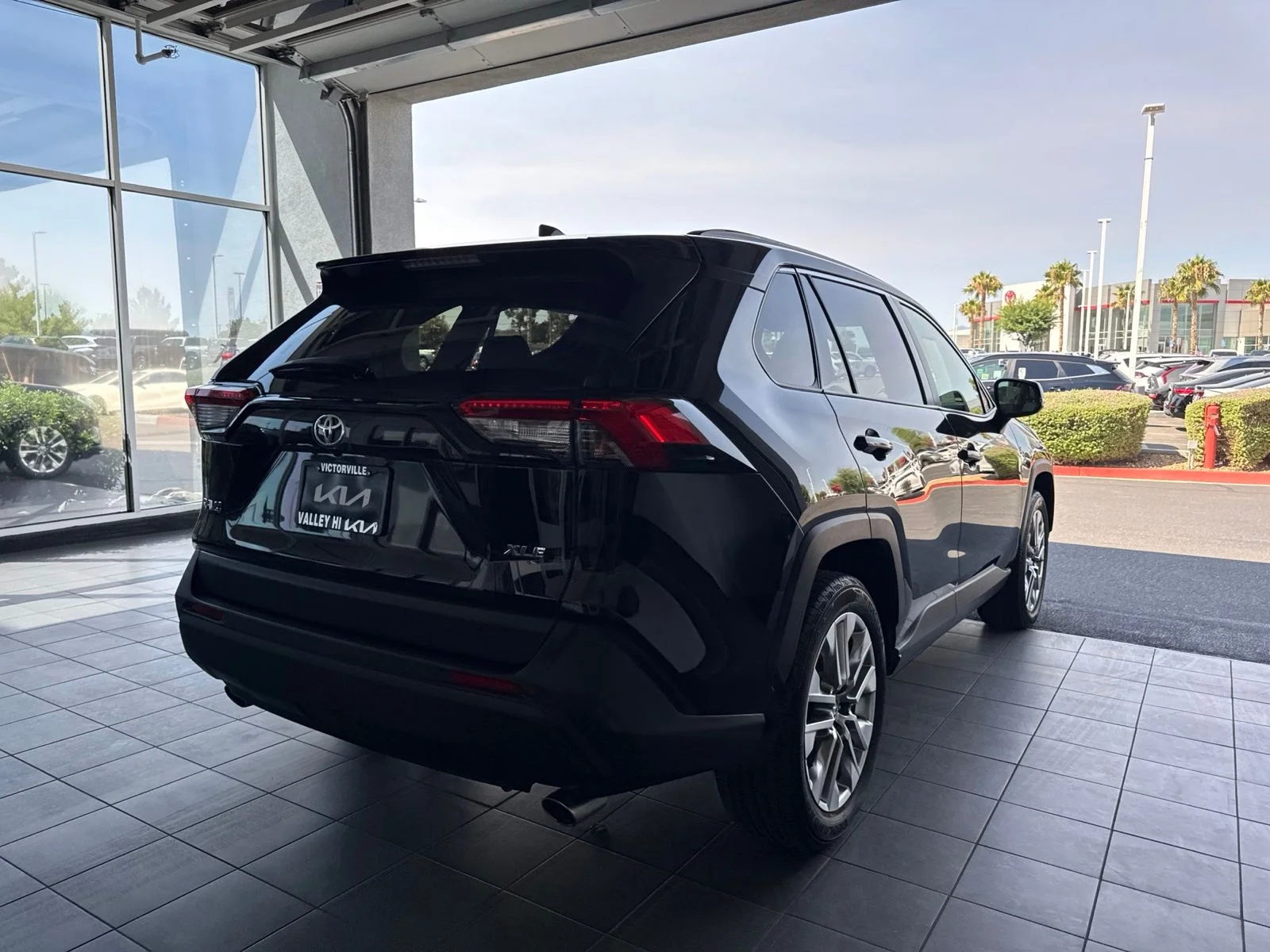 Used 2020 Midnight Black Metallic Toyota XLE Premium image 5