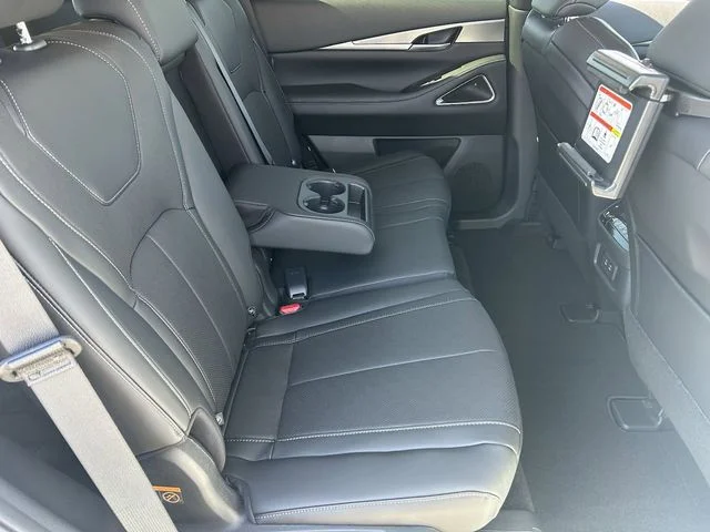 New 2027 RADIANT WHITE INFINITI Luxe FWD image 15