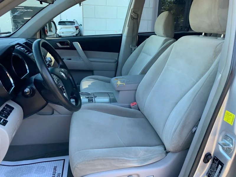 Used 2011 Silver Toyota Sport Utility 4D image 25