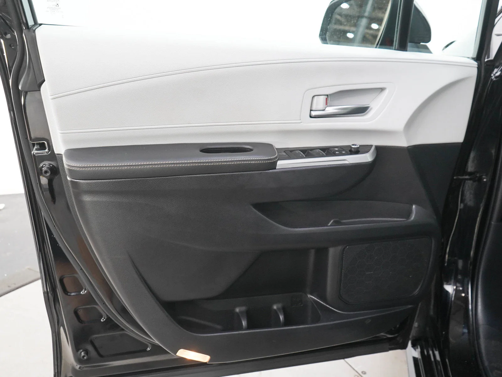 Used 2025  Toyota  image 21