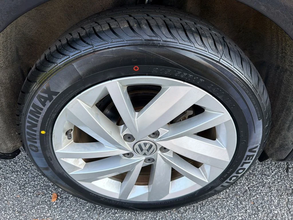Used 2018 Black Volkswagen 2.0T SE image 17