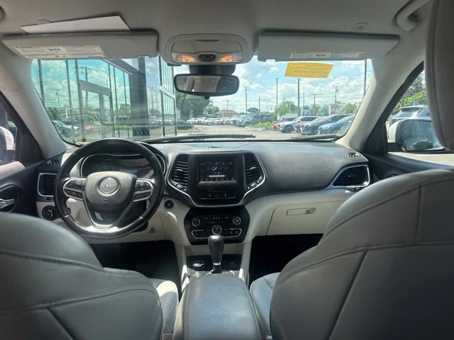 Used 2021 White Jeep Latitude Lux image 12