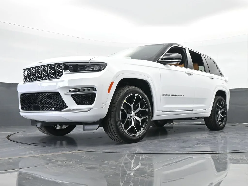 New 2025 Bright White Clear-Coat Exterior Paint Jeep Summit Reserve image 60
