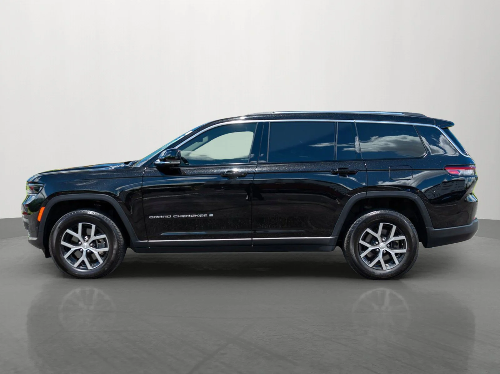 Used 2023 Diamond Black Crystal Pearlcoat Jeep Limited image 4