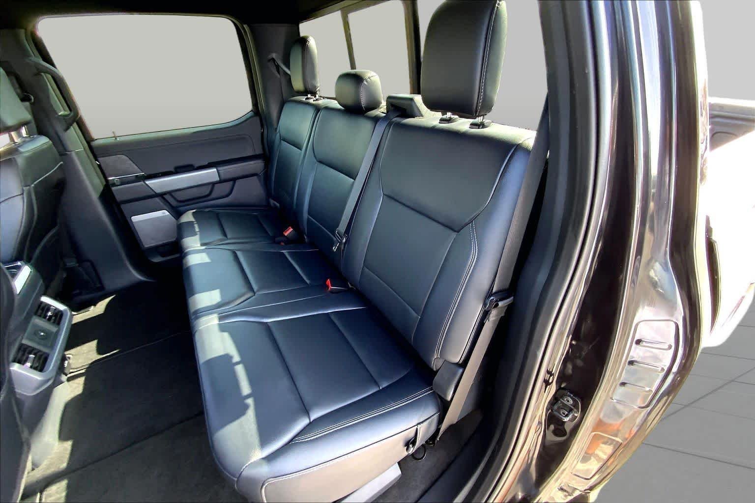 Used 2025 Agate Black Metallic Ford XLT image 18