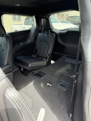 2026 Chrysler Pacifica Select - Photo 17