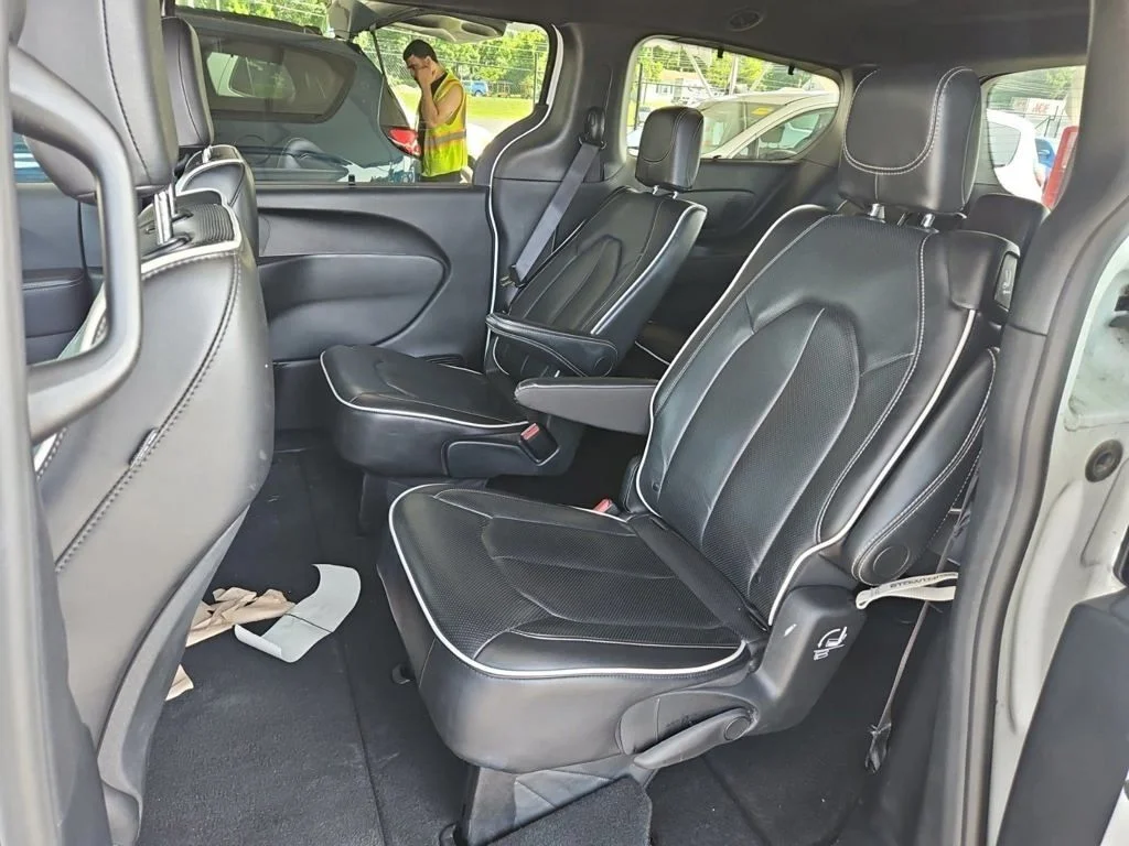 Used 2025 White Chrysler Limited image 10