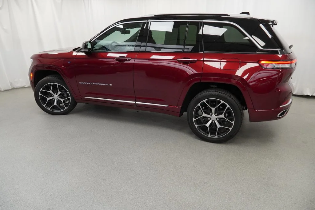 Used 2022 Red Jeep Summit Reserve 4xe image 15