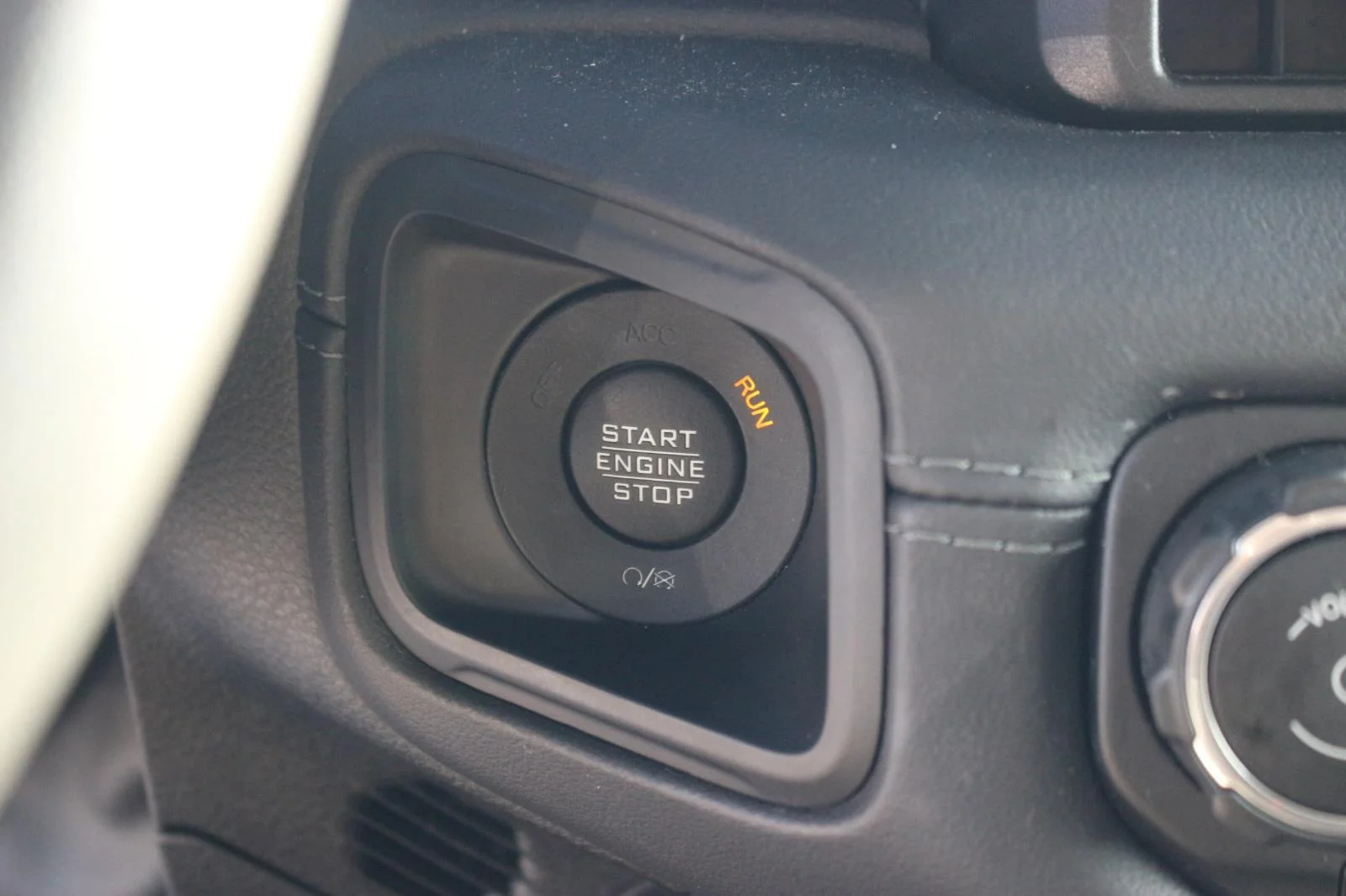 Used 2024 Grey Jeep Sahara image 27
