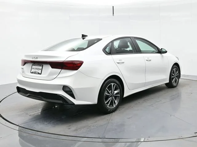 Used 2022 Snow White Pearl Kia LXS image 7