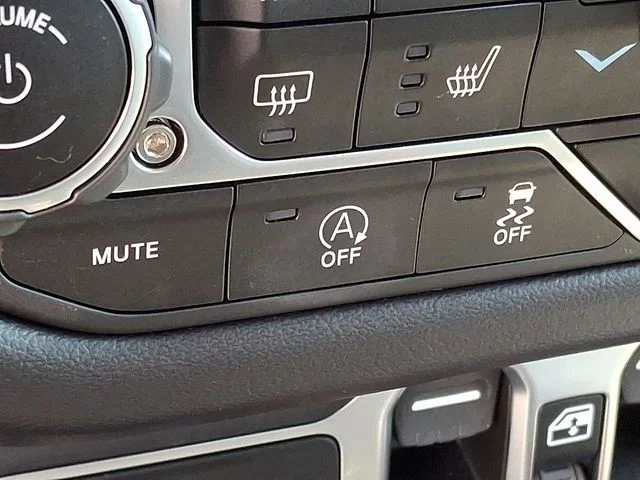 Used 2025 White Jeep Sahara image 21