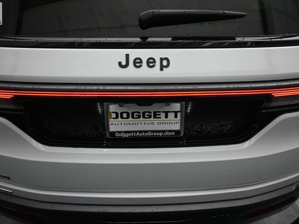 New 2026 Bright White Clear-Coat Exterior Paint Jeep Limited Altitude image 12