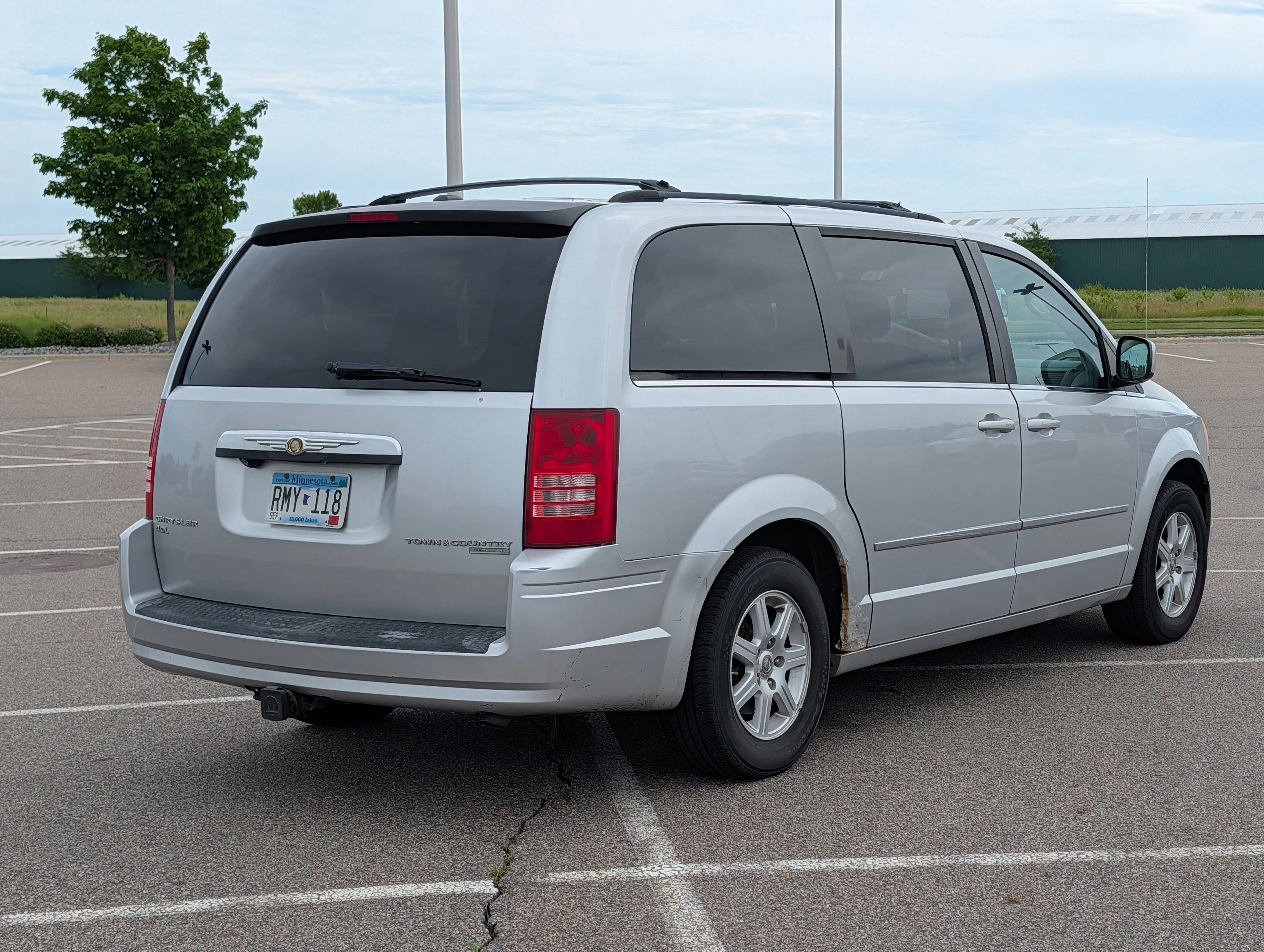 Used 2010 Bright Silver Metallic Chrysler Touring image 4