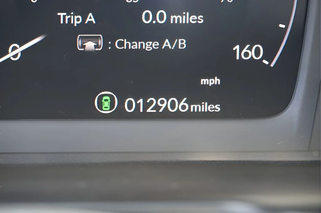 Used 2025 White Honda SE image 20