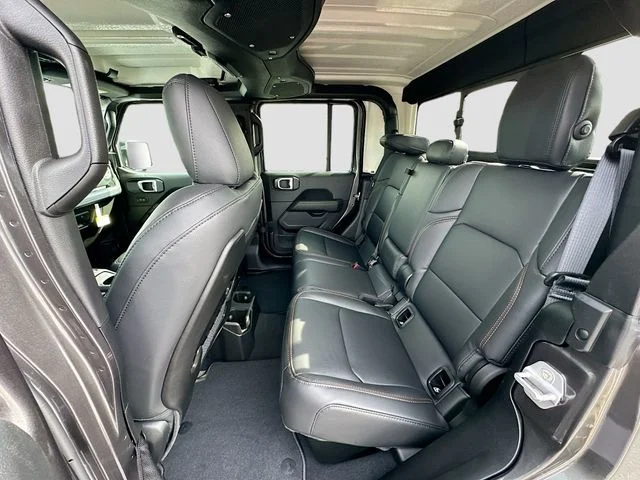 New 2026 Granite Crystal Metallic Clearcoat Jeep Sahara image 17