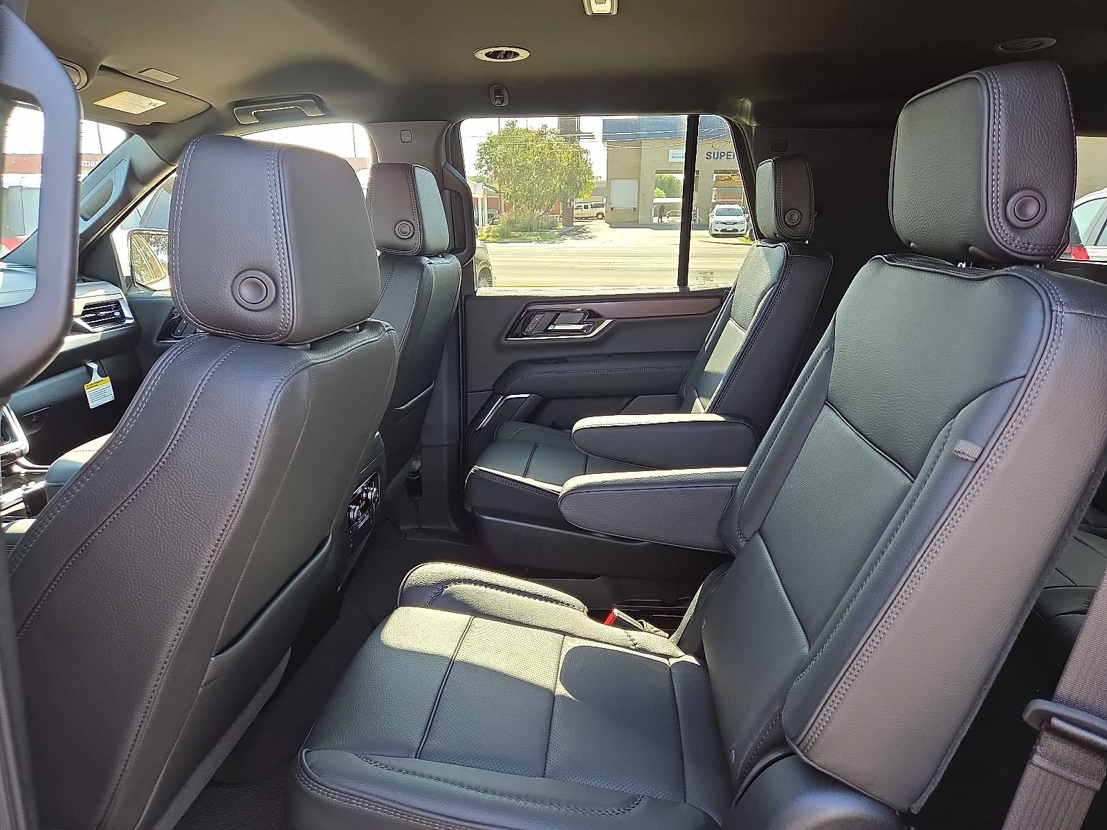 2026 GMC Yukon Denali - Photo 9