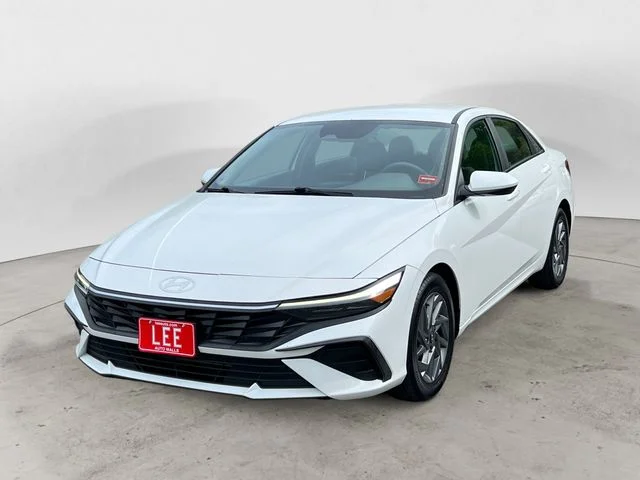 Used 2024 White Hyundai SEL image 1