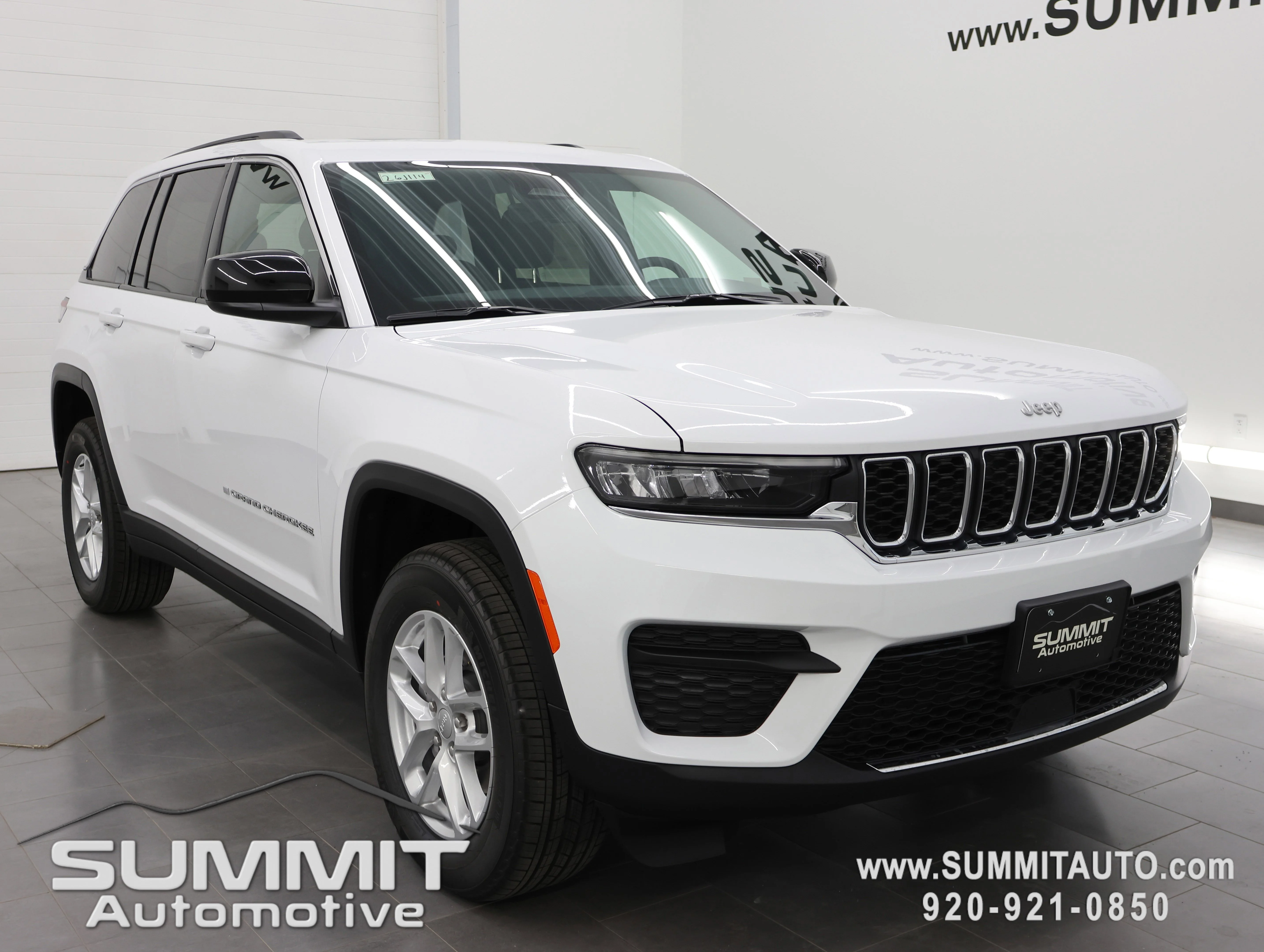 New 2026 Bright White Clear-Coat Exterior Paint Jeep Laredo X image 2