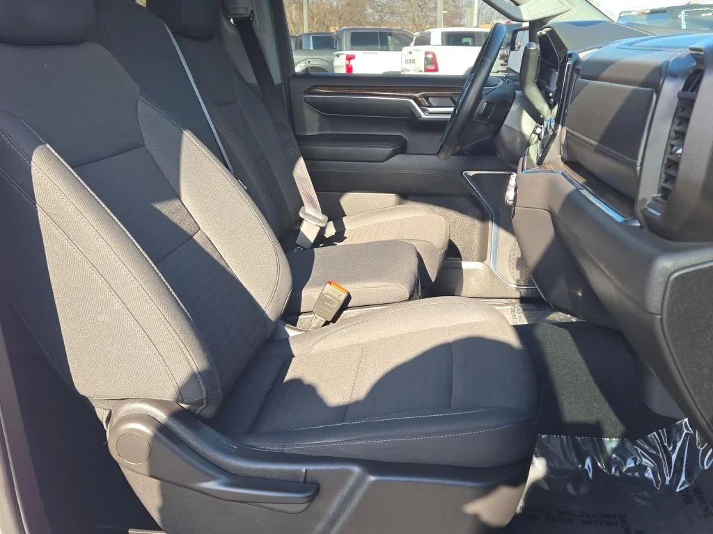 Used 2024 White GMC Elevation image 6