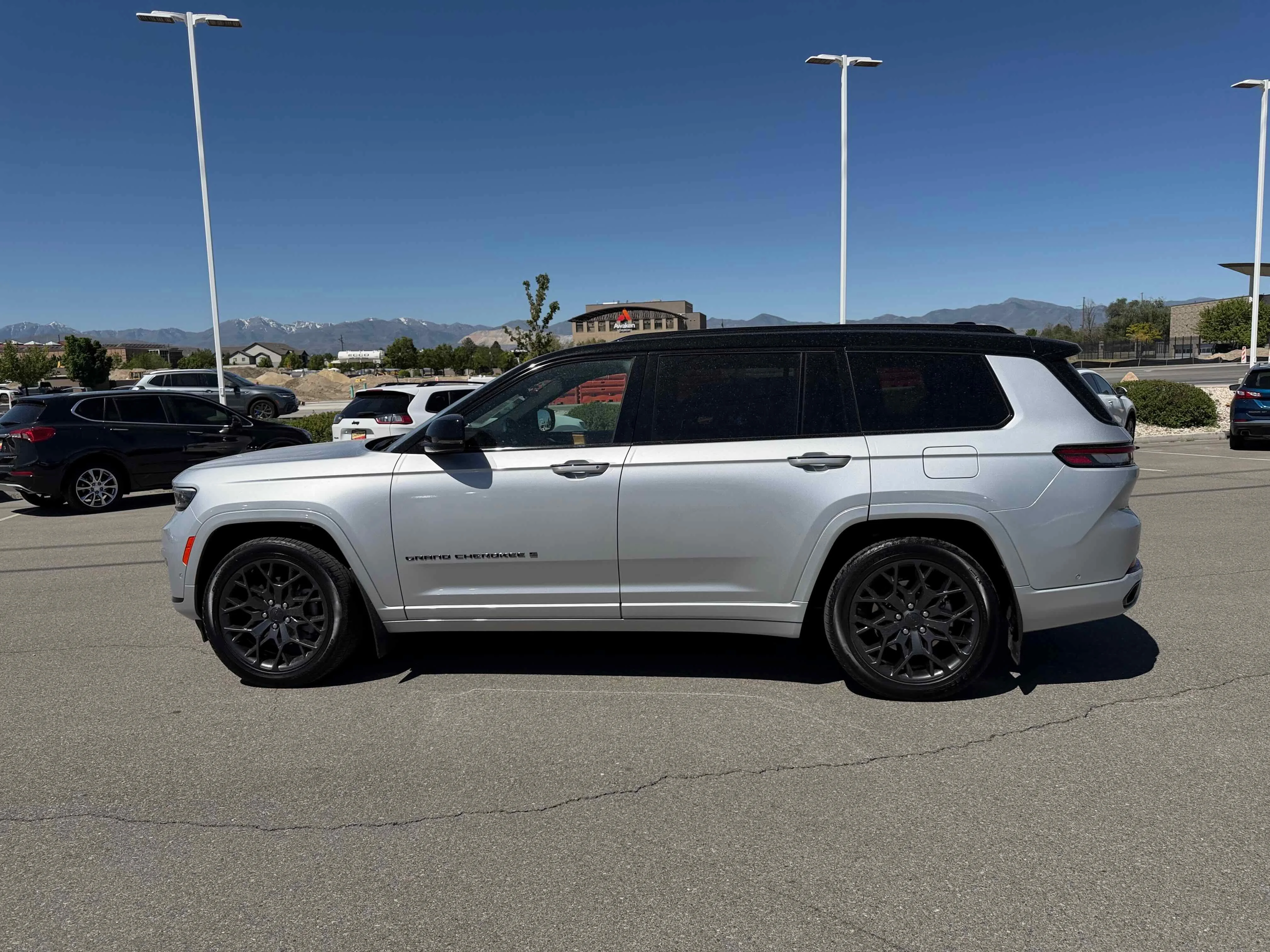 Used 2024 Silver Zynith Jeep Summit Reserve image 2