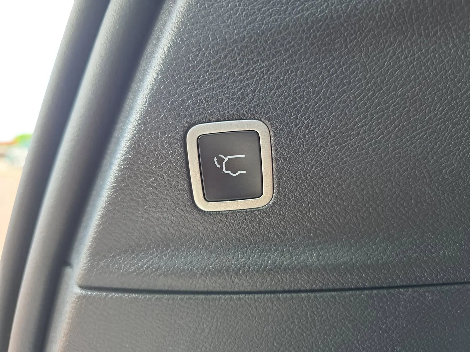 Used 2025 White Chrysler Select image 7