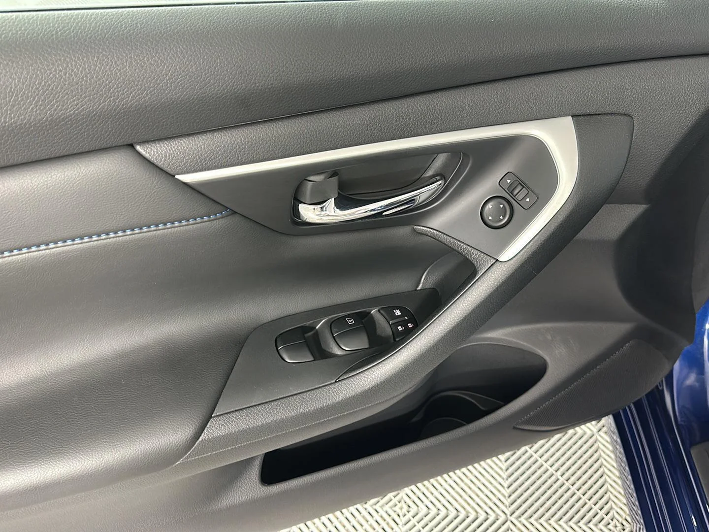 Used 2018 Deep Blue Pearl Nissan 2.5 SR image 15