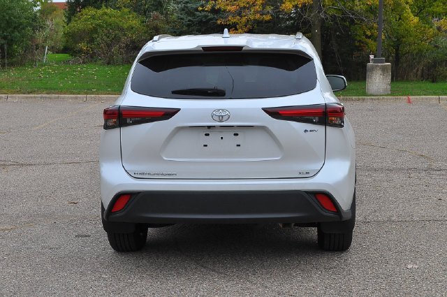 Used 2025 Beige Toyota XLE image 4