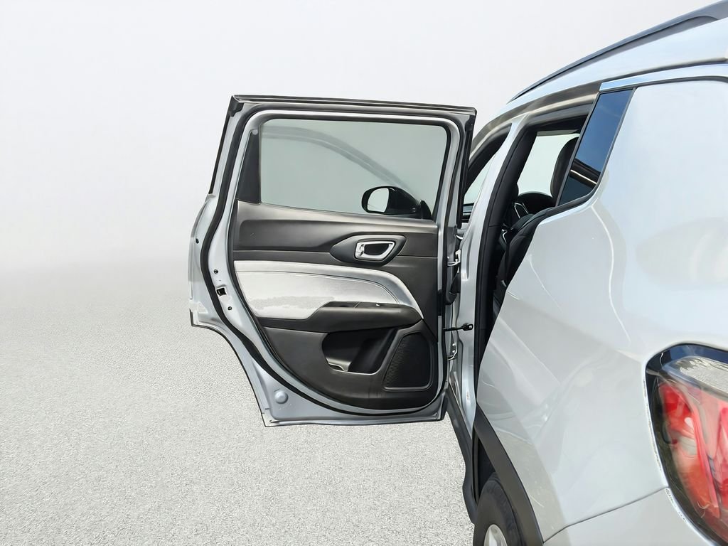Used 2024 Silver Jeep Latitude image 29