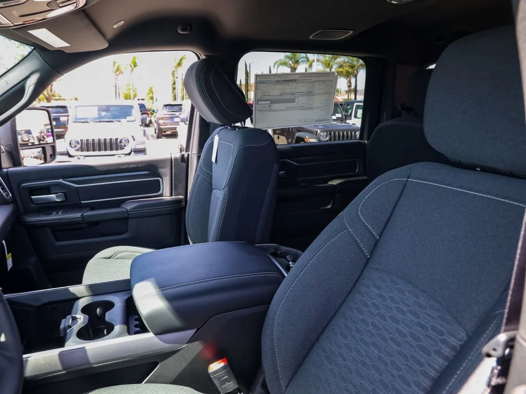 New 2026 Diamond Black Crystal Pearl-Coat Exterior Paint RAM Big Horn Night Edition image 200