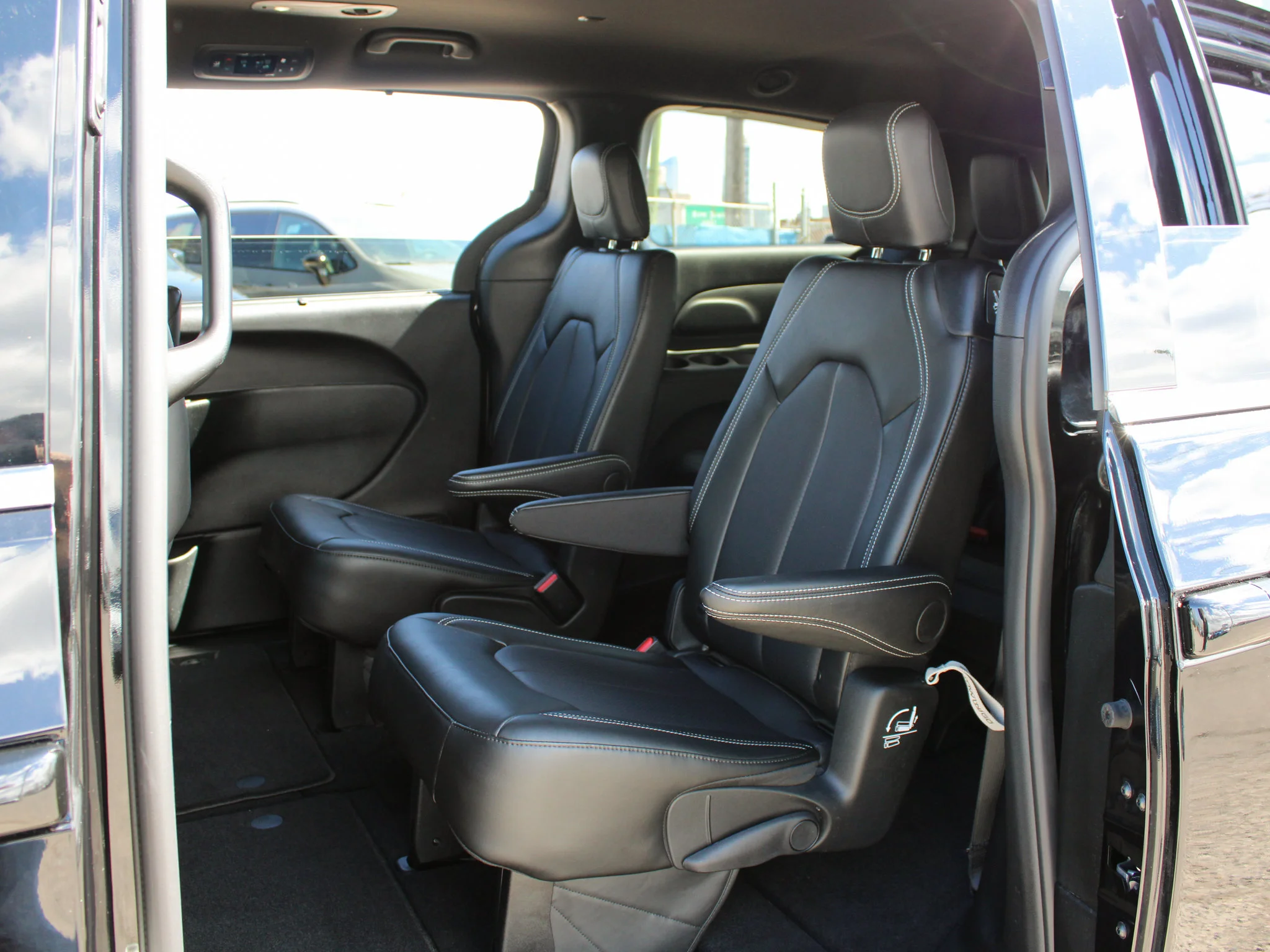 Certified Used 2025 Black Chrysler SXT * V6 | Heated Leather Seats | Adaptive Cruise | Apple CarPlay | Remote Start | Backup Camera image 17