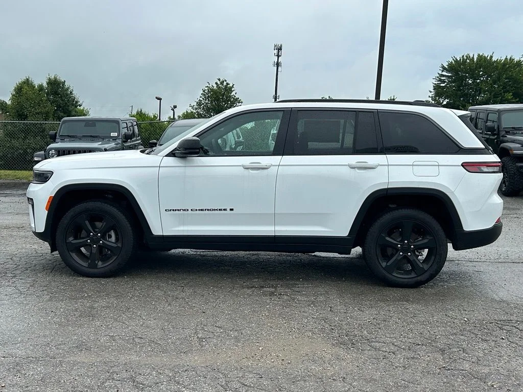 New 2026 Bright White Clear-Coat Exterior Paint Jeep Limited image 11