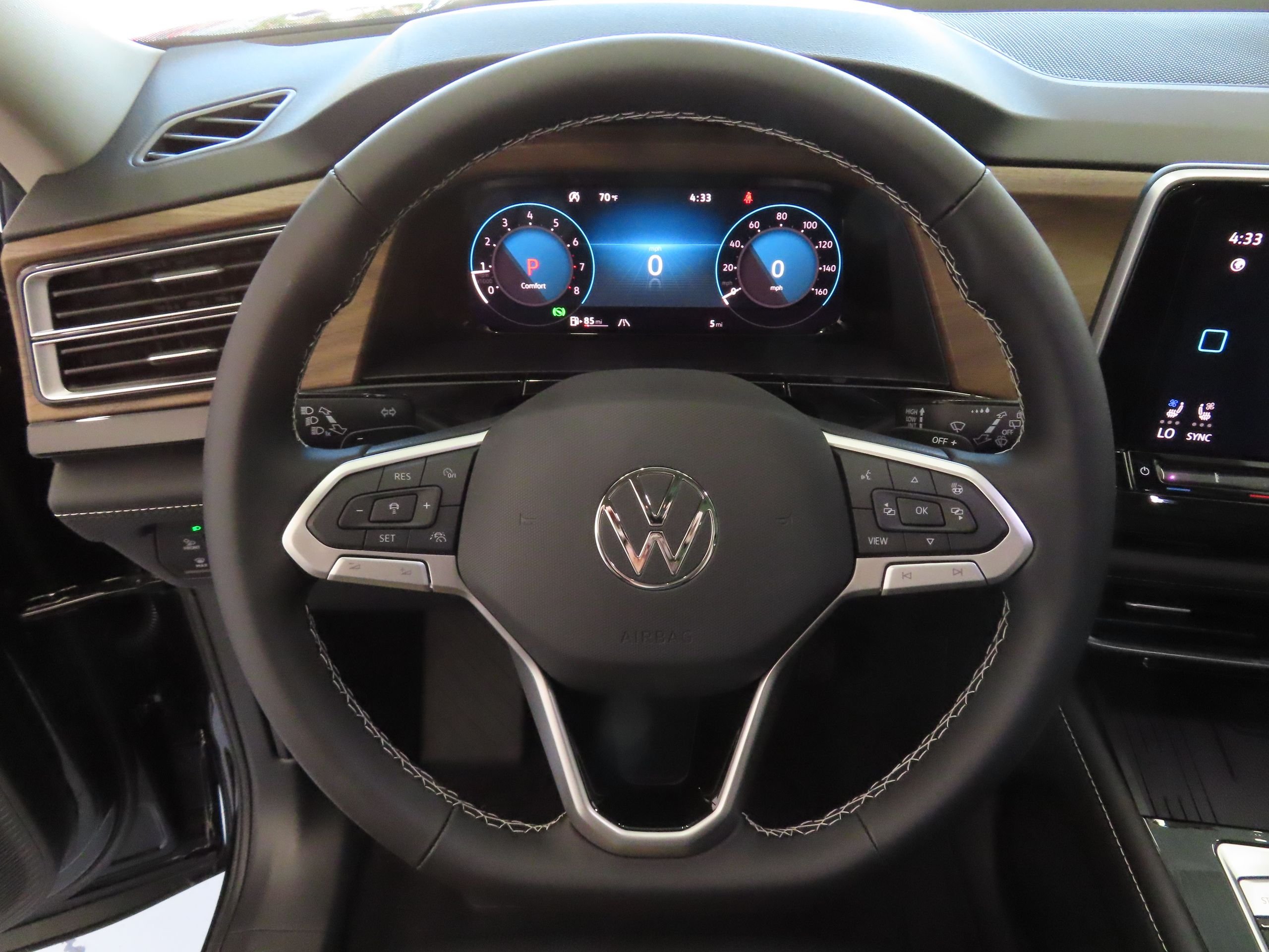 New 2026 Black Volkswagen 2.0T SE w/Technology image 15