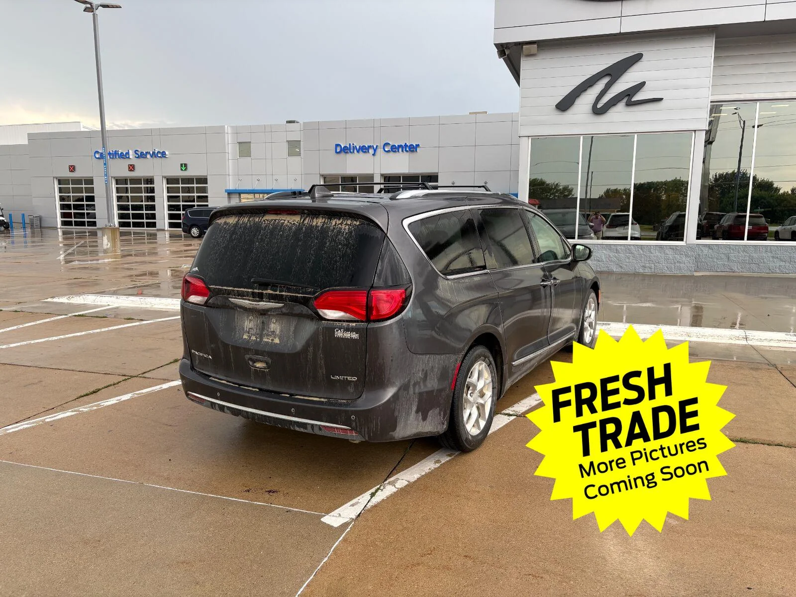 Used 2018 Granite Crystal Metallic Clearcoat Chrysler Limited image 4
