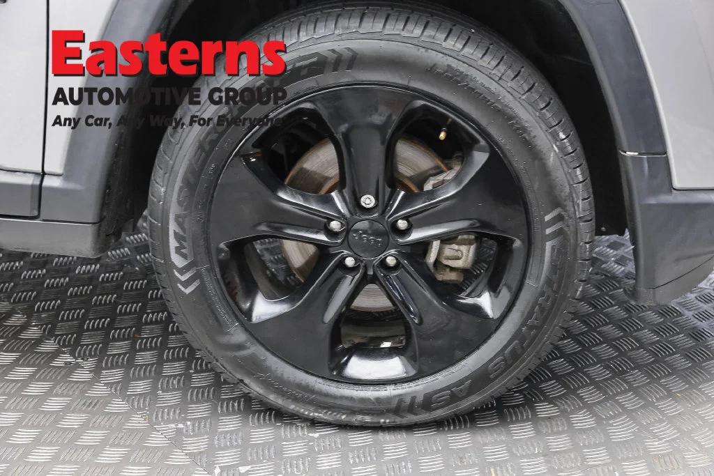 Used 2020 Silver Jeep Latitude image 32