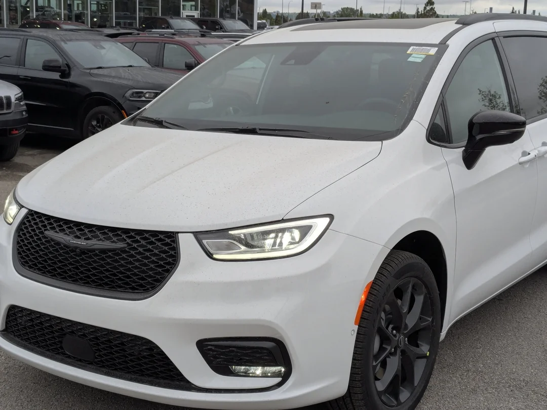 New 2026 White Chrysler Select - - AWD - 3.6L Pentastar V6 - Adaptive Cruise Control - Blind Spot Monitor & More! image 9