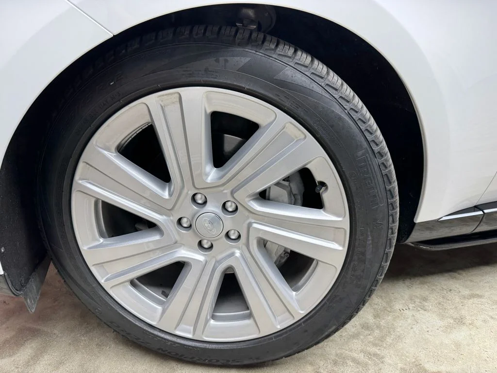 Used 2023 White Land Rover SE image 28
