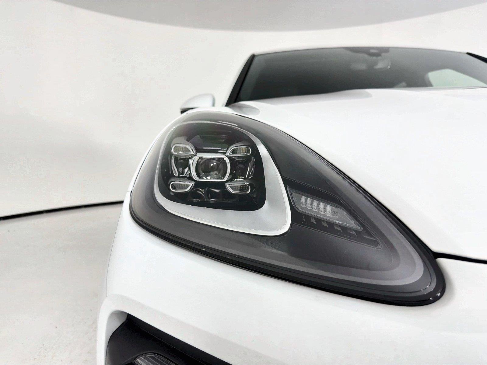 Used 2023 White Porsche Base image 31