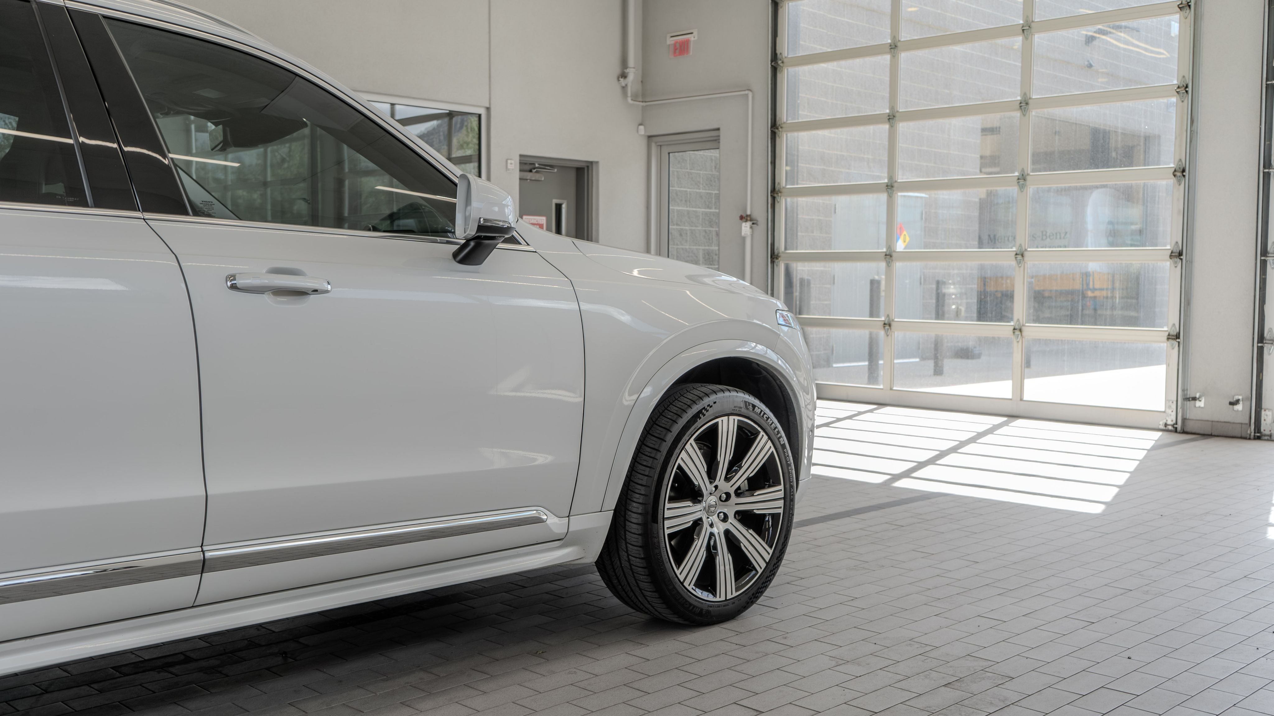 Used 2022 Crystal White Volvo T6 Inscription image 30