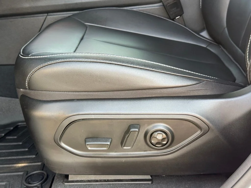 Used 2024 White Jeep Limited image 9
