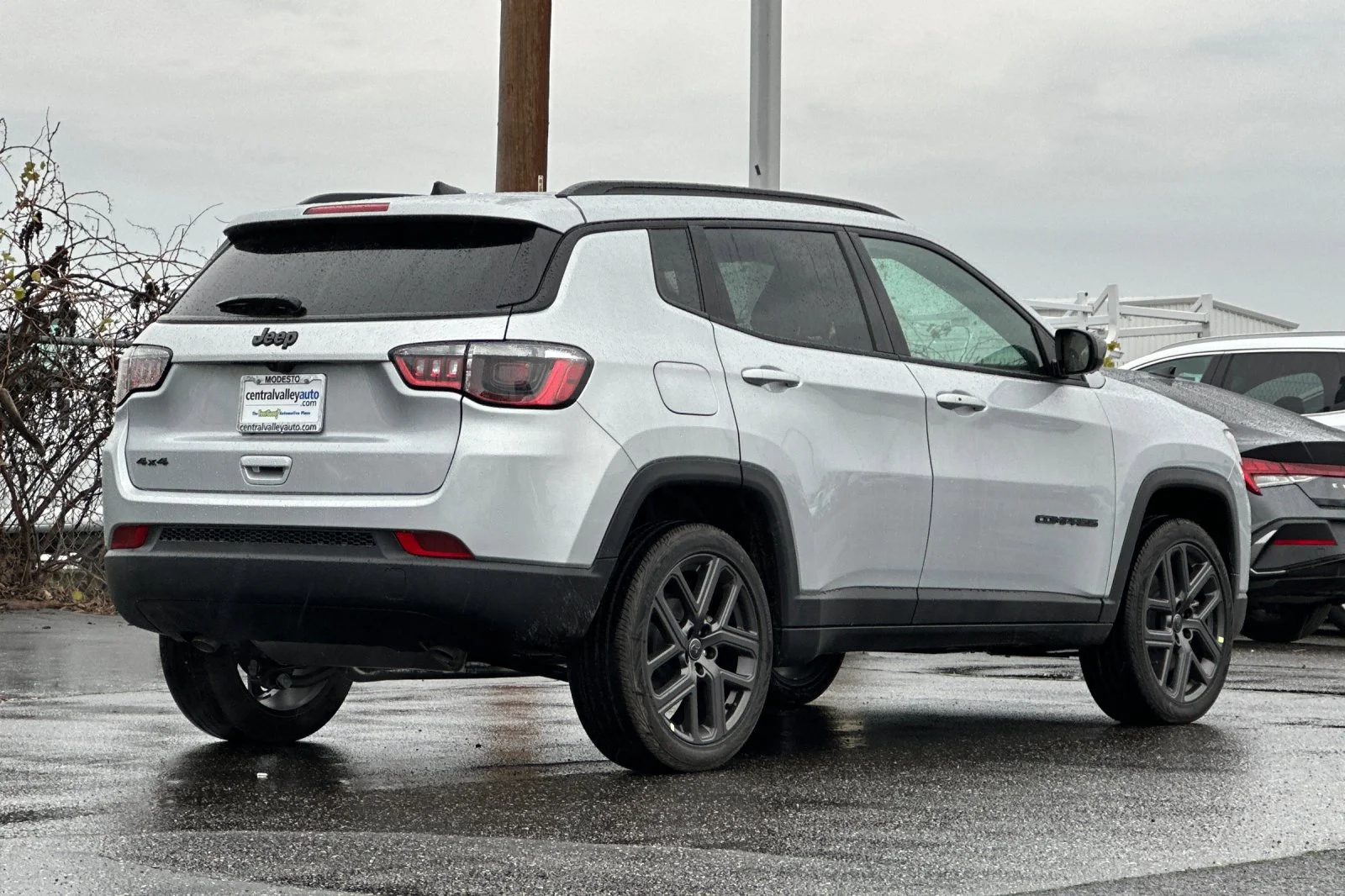 New 2026 Silver Zynith Metallic Clear-Coat Exterior Paint Jeep Latitude Altitude image 4