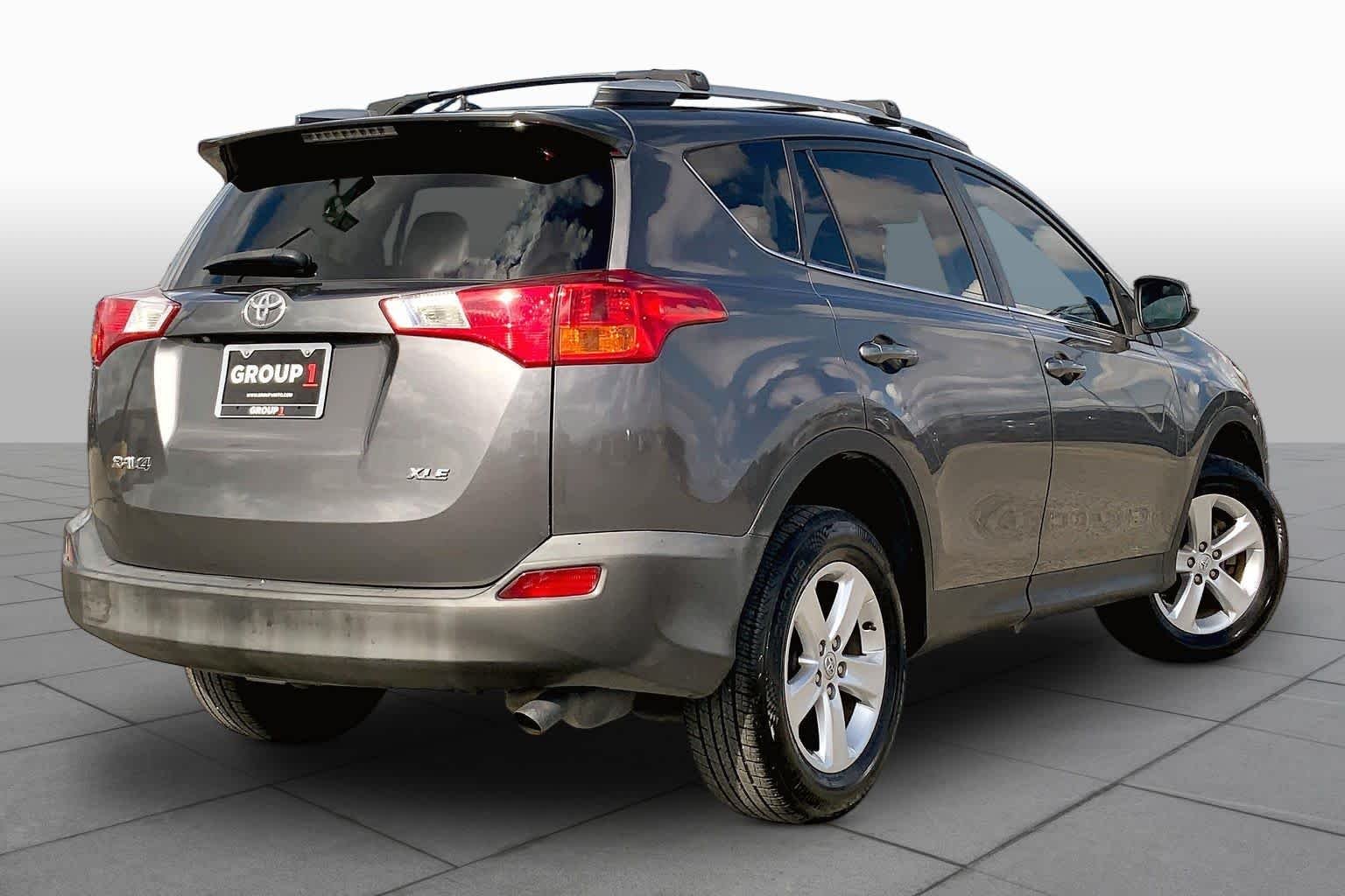 Used 2013 Magnetic Gray Metallic Toyota XLE image 7