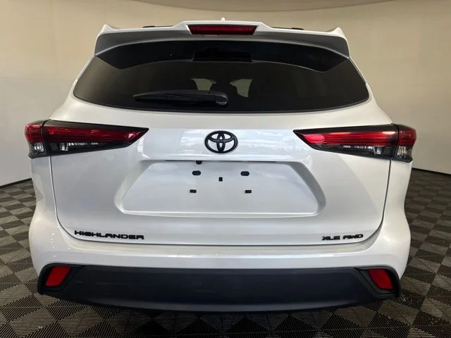 Used 2022 Pearl Toyota XLE image 23