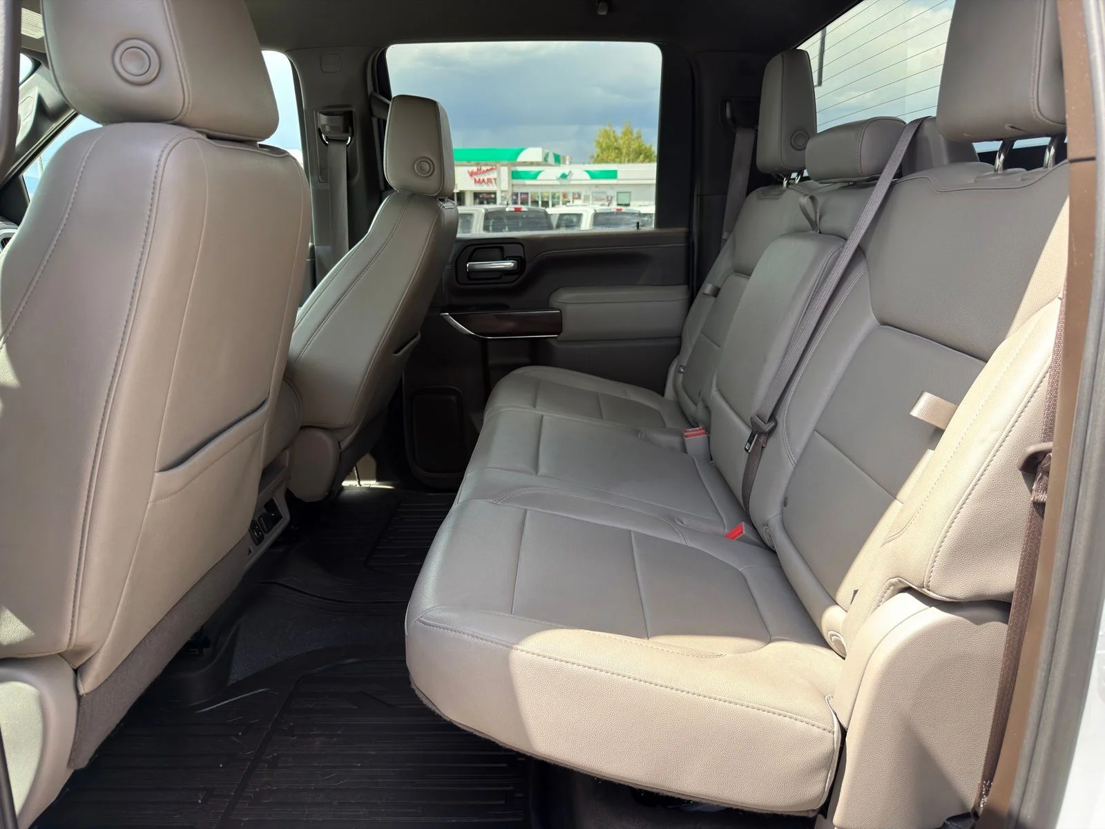 Used 2023 White GMC SLT image 31