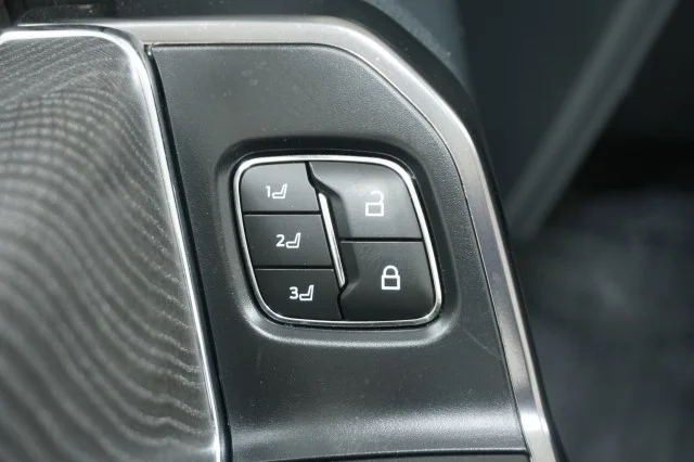 Used 2023 WHITE Ford Platinum image 17