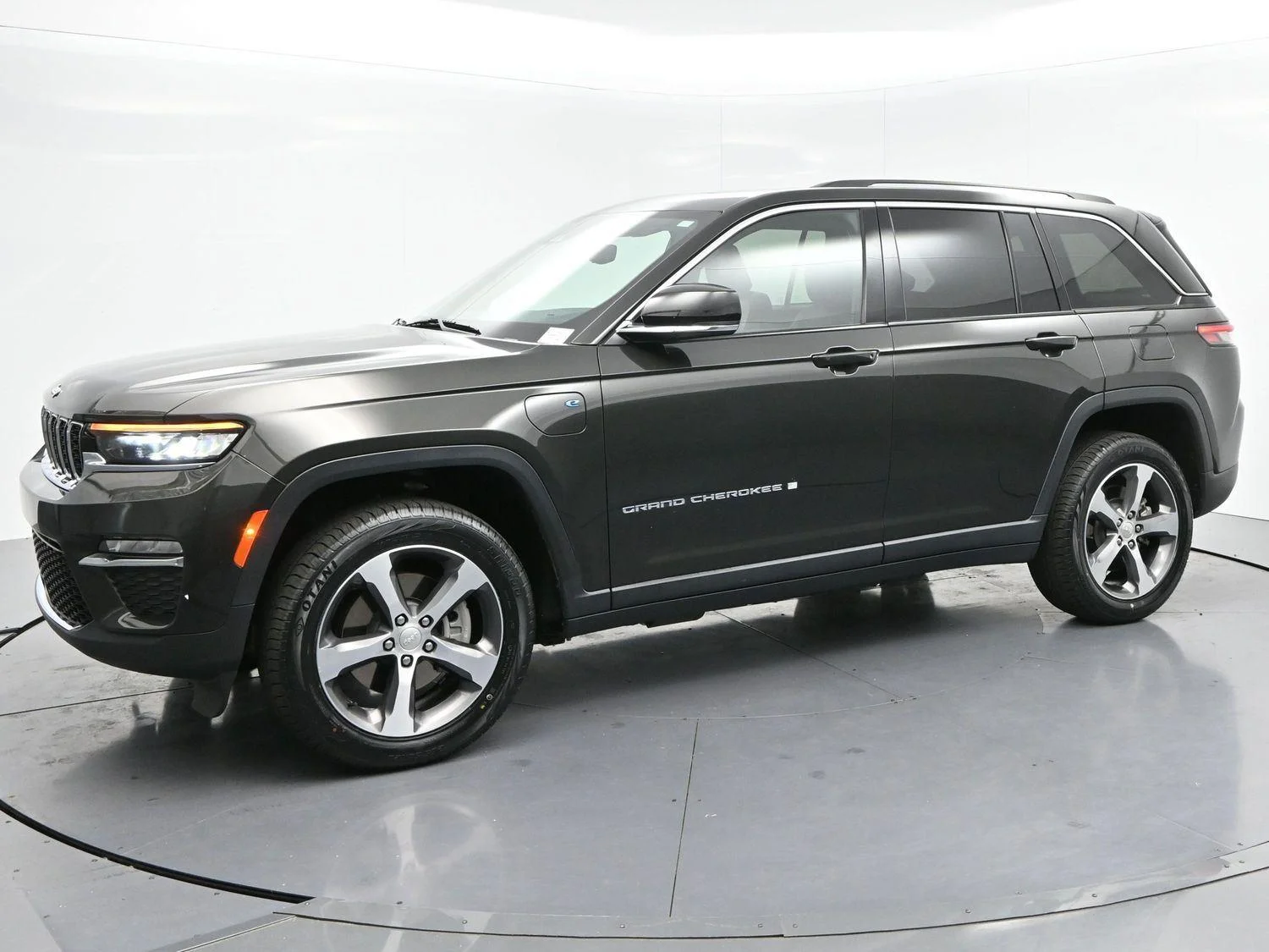Used 2023 Rocky Mountain Pearlcoat Jeep 4xe image 4