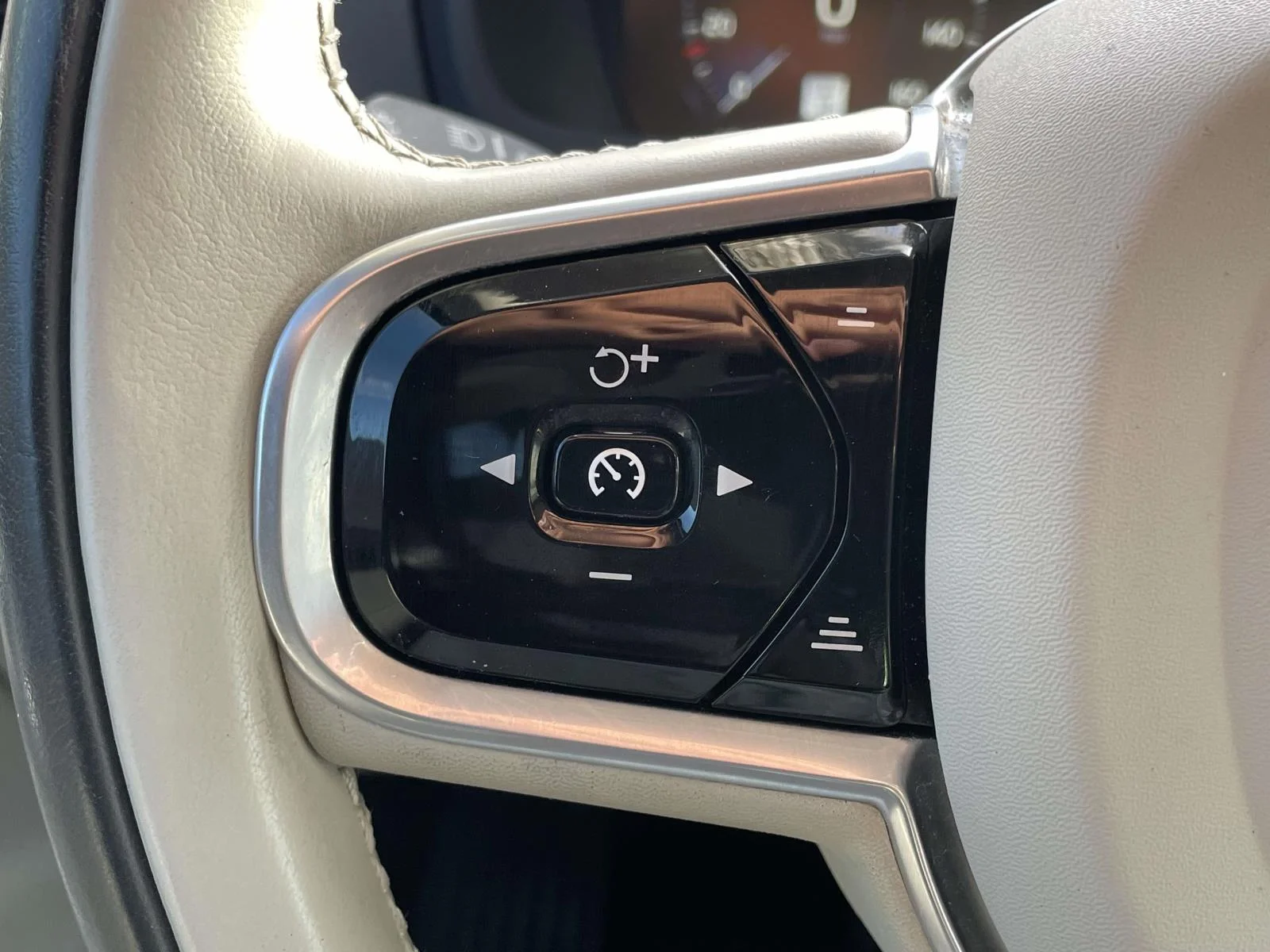 Used 2020 Denim Blue Metallic Volvo Momentum image 10