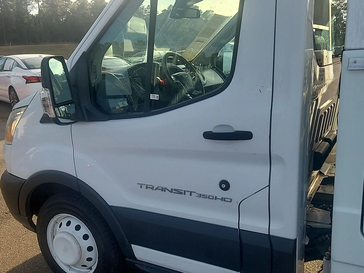 Used 2016 Oxford White Ford T-350 138" 9950 GVWR DRW image 8