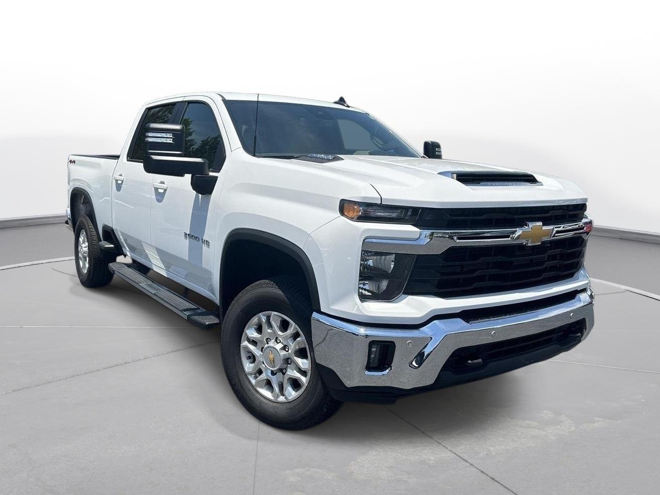 Used 2025 Summit White Chevrolet LT image 4
