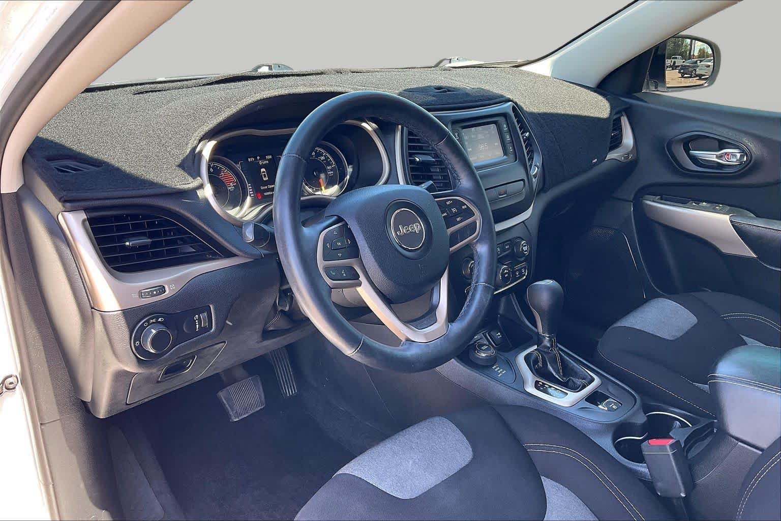 Used 2017 Bright White Clearcoat Jeep Altitude image 17