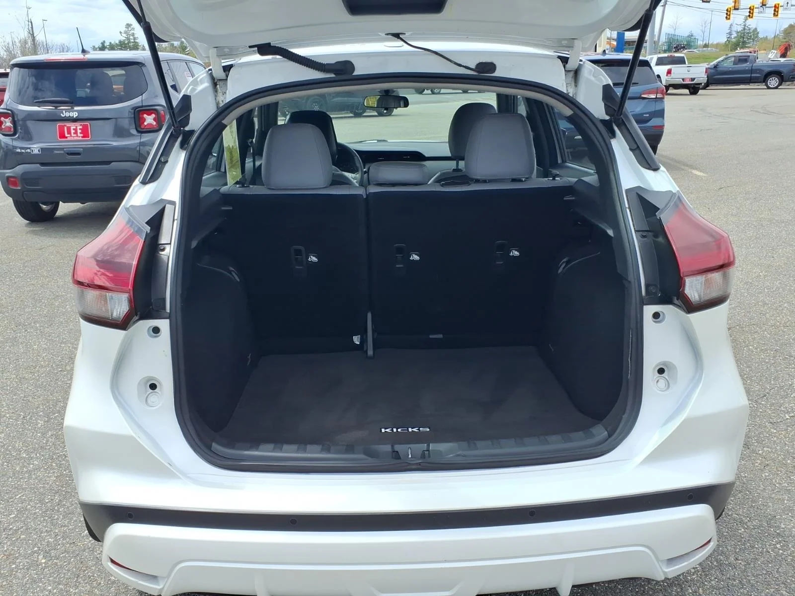 Used 2024 Aspen White Nissan SR image 13